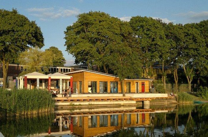 2014 wurde durch die Gemeinde Bordesholm der Neubau der Seeterrassen realisiert. Gäste sind das ganze Jahr willkommen. Foto: Thomas Schunack