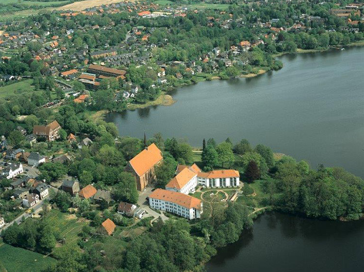 Blick auf die Klosterinsel, Standort des ehemaligen Augustiner-Klosters. Zu sehen ist die 1332 errichtete Klosterkirche und das Alte